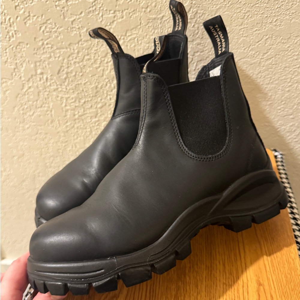 Blundstone Women’s Lug Chelsea Boot Black Size 9